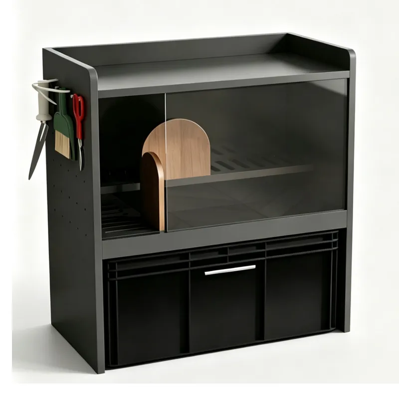 Schlichter Katzentoiletten-Schrank mit schwarzem Metallrahmen, Holztür und Reinigungshaken